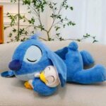 Peluche Stitch con pato acostado
