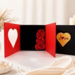 Caja de regalo con rosas de jabón y corazón LOVE en el centro