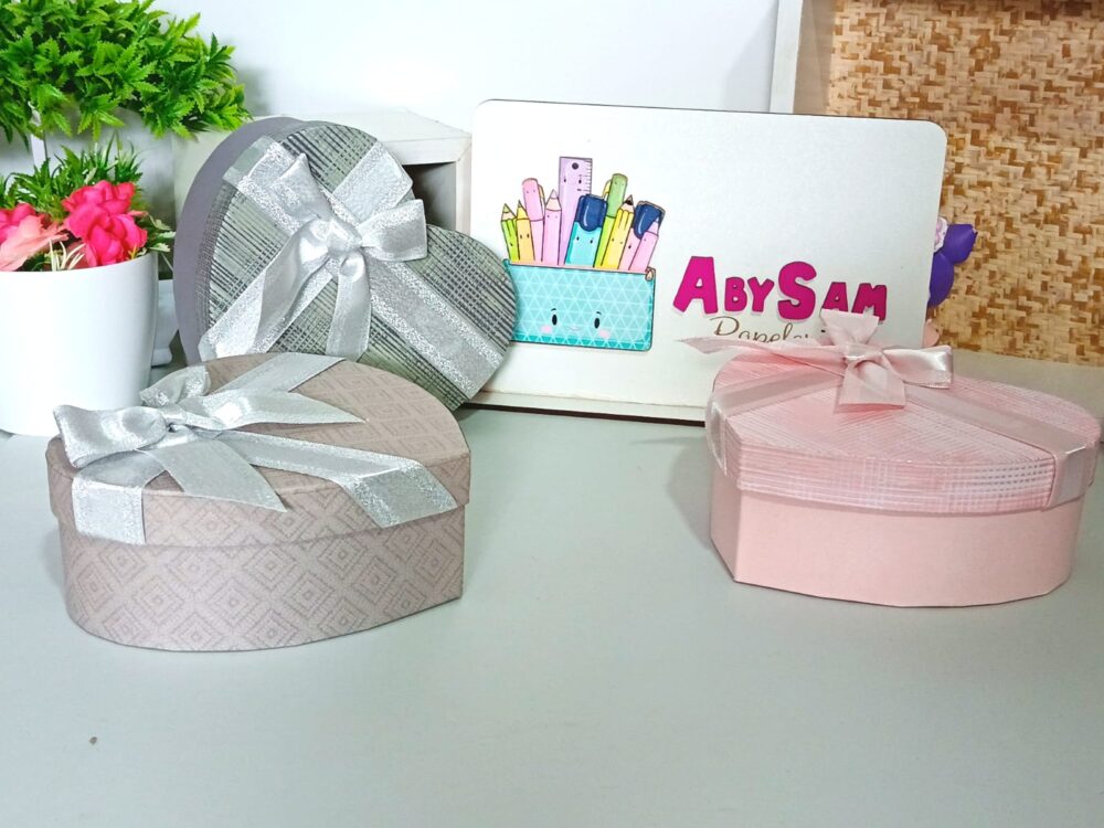 Caja mediana para regalo en forma de corazón - Imagen 1