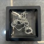 Collar con caja portaretrato