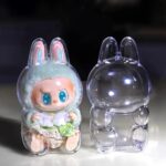 Cubierta protectora transparente para labubu sentado