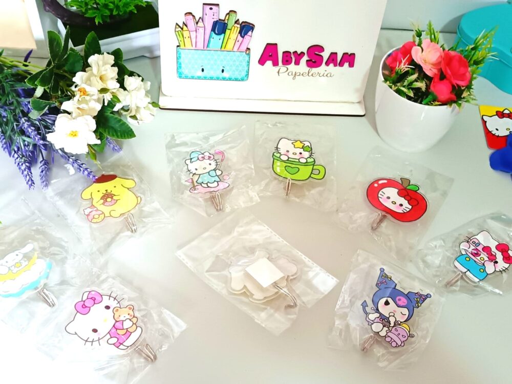 Gancho acrilico con adhesivo Sanrio - Imagen 1