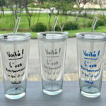 Vaso con sorbete de vidrio