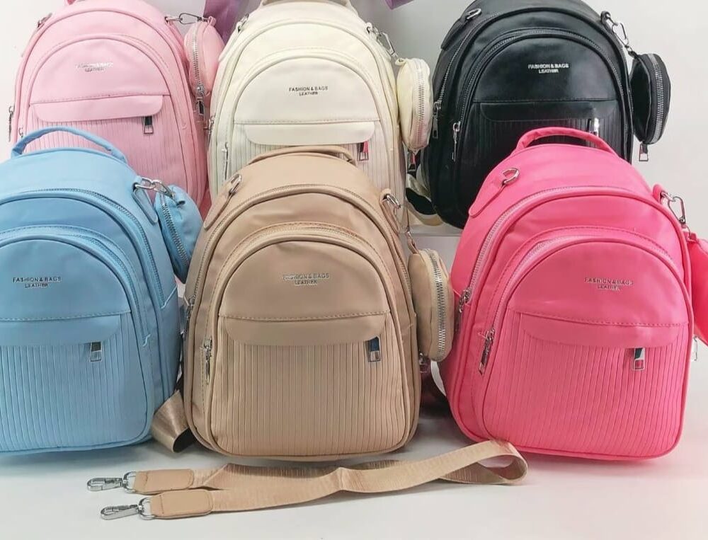 Mochila pequeña de cuero con monedero